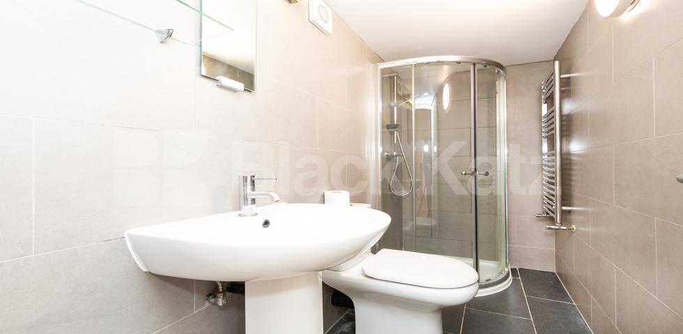 			MINS TO UCL, SOAS & LSE, 4 Bedroom, 1 bath, 1 reception Flat			 Byng Place, RUSSELL SQUARE